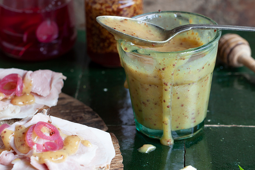 beker met honing-mosterdsaus